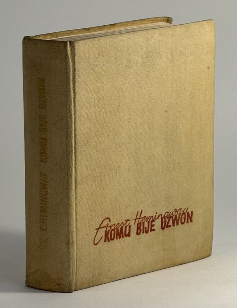 Item #618 Komu Bije Dzwon [= For Whom the Bell Tolls]. Ernest Hemingway, Bronislaw Zielinski.
